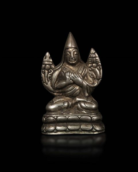 Figura di Lama Tsongkhapa in argento seduto su doppio fiore di loto, Tibet, XVII secolo  - Asta The Art of Himalayan and Chinese Bronze - Associazione Nazionale - Case d'Asta italiane