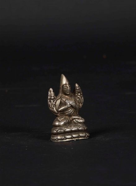 Figura di Lama Tsongkhapa in argento seduto su doppio fiore di loto, Tibet, XVII secolo  - Asta The Art of Himalayan and Chinese Bronze - Associazione Nazionale - Case d'Asta italiane