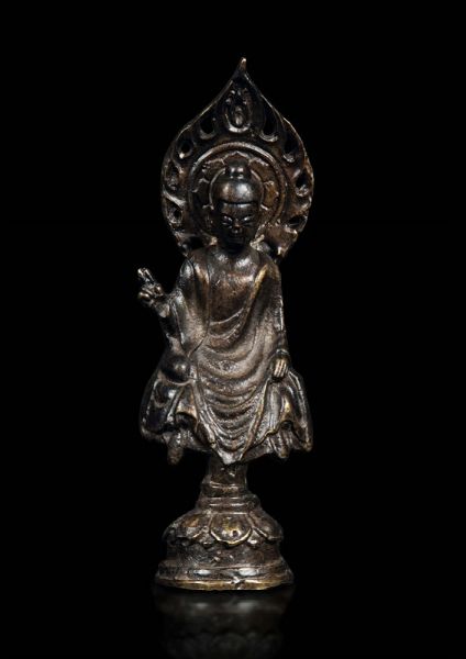 Figura di Buddha con aura e iscrizione in bronzo, Cina, Dinastia Tang (618-906)  - Asta The Art of Himalayan and Chinese Bronze - Associazione Nazionale - Case d'Asta italiane