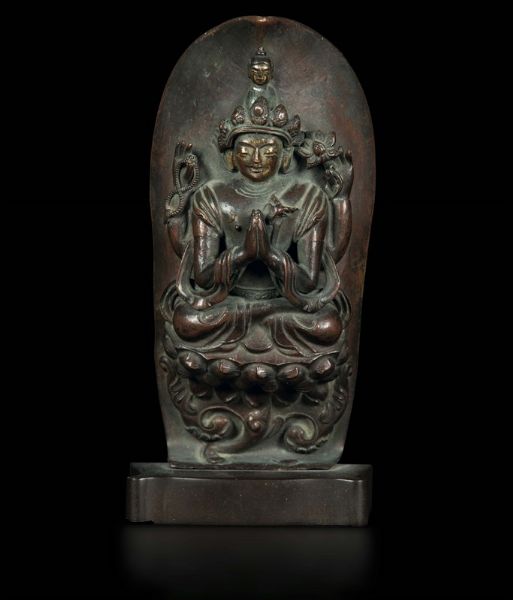 Placca in bronzo con Avalokitesvara seduto su fiore di loto, Tibet, XVII secolo  - Asta The Art of Himalayan and Chinese Bronze - Associazione Nazionale - Case d'Asta italiane