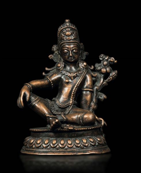 Figura di Indra seduta su fiore di loto in bronzo, Nepal, XV-XVI secolo  - Asta The Art of Himalayan and Chinese Bronze - Associazione Nazionale - Case d'Asta italiane