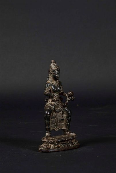 Figura di Padmapani in bronzo eretta su fiore di loto, Nepal, XV secolo  - Asta The Art of Himalayan and Chinese Bronze - Associazione Nazionale - Case d'Asta italiane