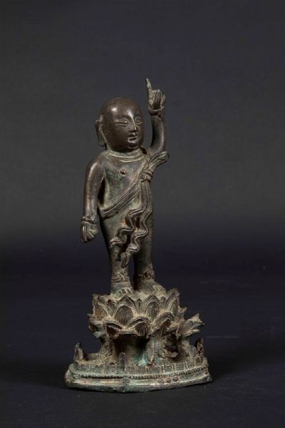 Figura di O-boy in bronzo eretto su fiore di loto, Cina, Dinastia Ming, XVII secolo  - Asta The Art of Himalayan and Chinese Bronze - Associazione Nazionale - Case d'Asta italiane