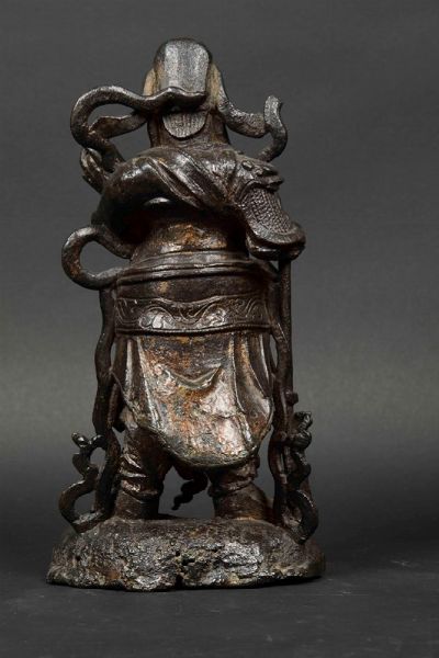 Figura di Guandi in bronzo eretto con lancia, Cina, Dinastia Ming, XVII secolo  - Asta The Art of Himalayan and Chinese Bronze - Associazione Nazionale - Case d'Asta italiane