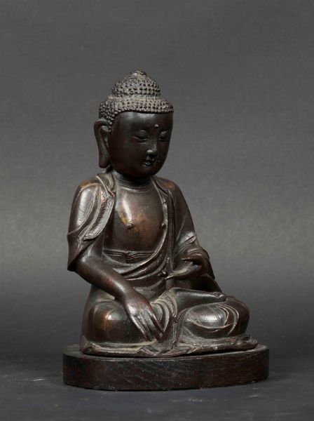 Figura di Buddha Sakyamuni in bronzo, Cina, Dinastia Ming, XVII secolo  - Asta The Art of Himalayan and Chinese Bronze - Associazione Nazionale - Case d'Asta italiane