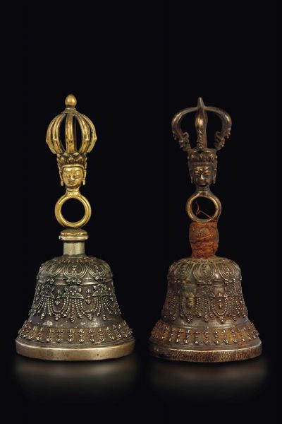 Due campane rituali ghanta in bronzo, Tibet, XIX secolo  - Asta The Art of Himalayan and Chinese Bronze - Associazione Nazionale - Case d'Asta italiane