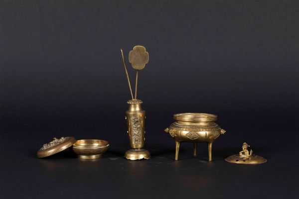 Tre oggetti in bronzo dorato per cerimonia, Cina, Dinastia Qing, epoca Qianlong (1736-1795)  - Asta The Art of Himalayan and Chinese Bronze - Associazione Nazionale - Case d'Asta italiane