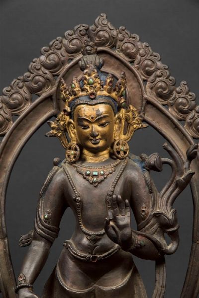 Figura di Avalokitesvara con aura stante su doppio fiore di loto in bronzo con tracce di doratura, Tibet, XVIII secolo  - Asta The Art of Himalayan and Chinese Bronze - Associazione Nazionale - Case d'Asta italiane