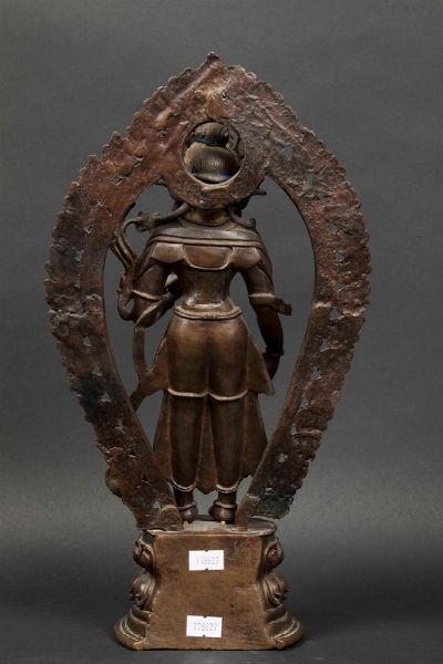 Figura di Avalokitesvara con aura stante su doppio fiore di loto in bronzo con tracce di doratura, Tibet, XVIII secolo  - Asta The Art of Himalayan and Chinese Bronze - Associazione Nazionale - Case d'Asta italiane