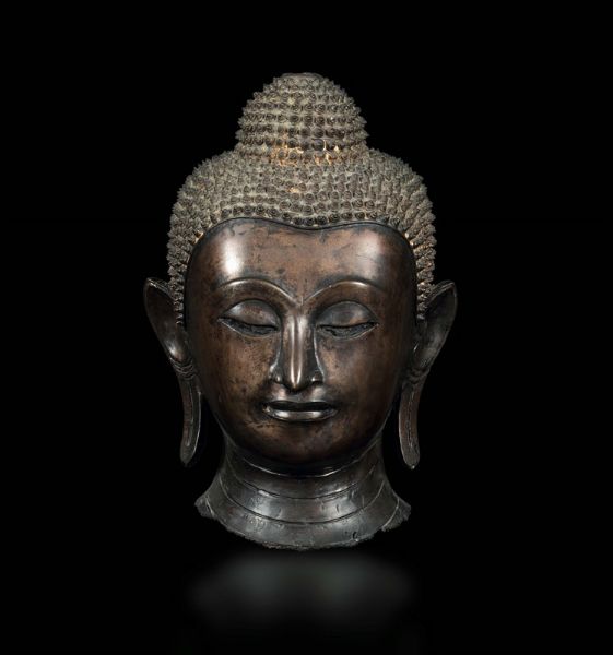 Testa di Buddha in bronzo dorato, Thailandia, Ayutthaya, XVII secolo  - Asta The Art of Himalayan and Chinese Bronze - Associazione Nazionale - Case d'Asta italiane