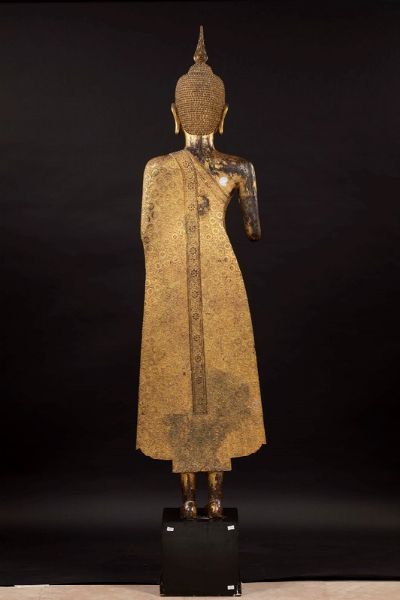 Grande figura di Buddha stante in bronzo dorato, Thailandia, XIX secolo  - Asta The Art of Himalayan and Chinese Bronze - Associazione Nazionale - Case d'Asta italiane