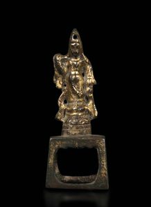 Figura di Lama eretto su fiore di loto in bronzo dorato, Cina, Dinastia Tang (618-906)  - Asta The Art of Himalayan and Chinese Bronze - Associazione Nazionale - Case d'Asta italiane