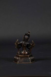 Figura di Avalokitesvara seduta su fiore di loto in bronzo, Tibet/Nepal, XVI secolo  - Asta The Art of Himalayan and Chinese Bronze - Associazione Nazionale - Case d'Asta italiane