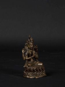 Figura di Shadakshari seduta su doppio fiore loto in bronzo, Tibet, XVI secolo  - Asta The Art of Himalayan and Chinese Bronze - Associazione Nazionale - Case d'Asta italiane