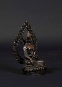 Figura di Buddha Sakyamuni con aura seduto su fiore di loto in bronzo, Tibet, XVII secolo  - Asta The Art of Himalayan and Chinese Bronze - Associazione Nazionale - Case d'Asta italiane