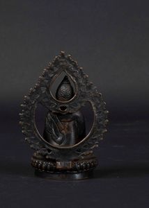 Figura di Buddha Sakyamuni con aura seduto su fiore di loto in bronzo, Tibet, XVII secolo  - Asta The Art of Himalayan and Chinese Bronze - Associazione Nazionale - Case d'Asta italiane