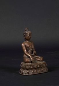 Figura di Buddha Sakyamuni seduto su doppio fiore di loto in bronzo, Tibet, XV-XVI secolo  - Asta The Art of Himalayan and Chinese Bronze - Associazione Nazionale - Case d'Asta italiane