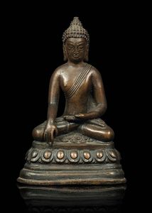 Figura di Buddha Sakyamuni in bronzo seduto su  fiore di loto, Tibet, XIV-XV secolo  - Asta The Art of Himalayan and Chinese Bronze - Associazione Nazionale - Case d'Asta italiane