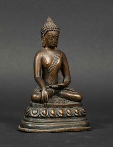 Figura di Buddha Sakyamuni in bronzo seduto su  fiore di loto, Tibet, XIV-XV secolo  - Asta The Art of Himalayan and Chinese Bronze - Associazione Nazionale - Case d'Asta italiane