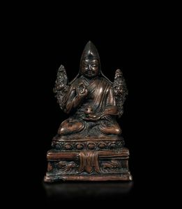 Figura di Lama Tsongkhapa seduto su fiore di loto in bronzo, Tibet, XV secolo  - Asta The Art of Himalayan and Chinese Bronze - Associazione Nazionale - Case d'Asta italiane