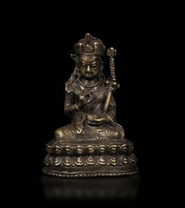 Figura di Lama su doppio fiore loto in bronzo, Tibet, XVI-XVII secolo  - Asta The Art of Himalayan and Chinese Bronze - Associazione Nazionale - Case d'Asta italiane
