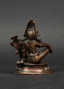 Figura di Indra seduta su fiore di loto in bronzo, Nepal, XV-XVI secolo  - Asta The Art of Himalayan and Chinese Bronze - Associazione Nazionale - Case d'Asta italiane