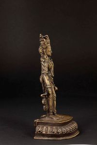 Figura di Padmapani in bronzoeretto su fiore di loto, Nepal, XV-XVI secolo  - Asta The Art of Himalayan and Chinese Bronze - Associazione Nazionale - Case d'Asta italiane