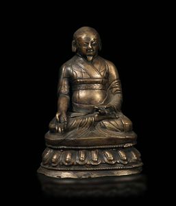 Figura di monaco Sakya-master seduto su fiore di loto in bronzo, Tibet, XV secolo  - Asta The Art of Himalayan and Chinese Bronze - Associazione Nazionale - Case d'Asta italiane