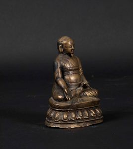 Figura di monaco Sakya-master seduto su fiore di loto in bronzo, Tibet, XV secolo  - Asta The Art of Himalayan and Chinese Bronze - Associazione Nazionale - Case d'Asta italiane
