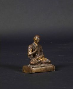 Figura di monaco seduto in bronzo con tracce di doratura a freddo, Tibet, XVI secolo  - Asta The Art of Himalayan and Chinese Bronze - Associazione Nazionale - Case d'Asta italiane