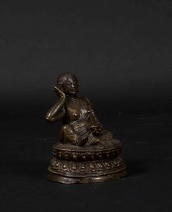 Figura di Milarepa in bronzo seduto su doppio fiore di loto, Tibet, XVI-XVII secolo  - Asta The Art of Himalayan and Chinese Bronze - Associazione Nazionale - Case d'Asta italiane