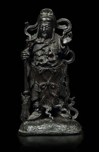 Figura di Guandi in bronzo eretto con lancia, Cina, Dinastia Ming, XVII secolo  - Asta The Art of Himalayan and Chinese Bronze - Associazione Nazionale - Case d'Asta italiane
