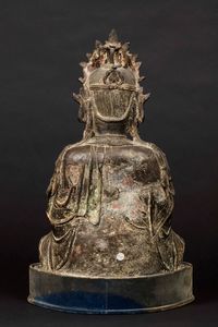 Figura di Buddha seduto in bronzo, Cina, Dinastia Ming, XVI secolo  - Asta The Art of Himalayan and Chinese Bronze - Associazione Nazionale - Case d'Asta italiane