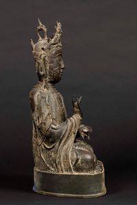 Figura di Buddha seduto in bronzo, Cina, Dinastia Ming, XVI secolo  - Asta The Art of Himalayan and Chinese Bronze - Associazione Nazionale - Case d'Asta italiane