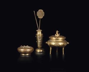 Tre oggetti in bronzo dorato per cerimonia, Cina, Dinastia Qing, epoca Qianlong (1736-1795)  - Asta The Art of Himalayan and Chinese Bronze - Associazione Nazionale - Case d'Asta italiane