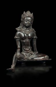 Scultura in bronzo raffigurante Maitreya seduta, Est-India, XIX secolo  - Asta The Art of Himalayan and Chinese Bronze - Associazione Nazionale - Case d'Asta italiane