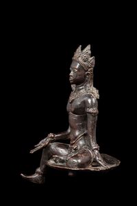 Scultura in bronzo raffigurante Maitreya seduta, Est-India, XIX secolo  - Asta The Art of Himalayan and Chinese Bronze - Associazione Nazionale - Case d'Asta italiane