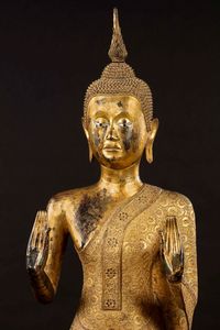 Grande figura di Buddha stante in bronzo dorato, Thailandia, XIX secolo  - Asta The Art of Himalayan and Chinese Bronze - Associazione Nazionale - Case d'Asta italiane