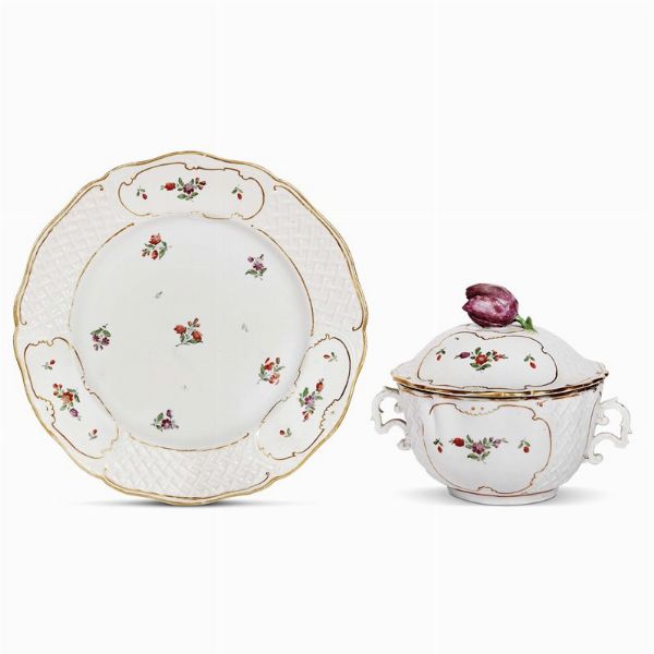 TAZZA DA BRODO CON COPERCHIO E PIATTO, VENEZIA, MANIFATTURA COZZI, 1780 CIRCA  - Asta  TAZZINE DA COLLEZIONE - Associazione Nazionale - Case d'Asta italiane