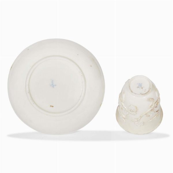TAZZINA CON PIATTINO, NAPOLI, MANIFATTURA DI CAPODIMONTE, 1745-1750  - Asta  TAZZINE DA COLLEZIONE - Associazione Nazionale - Case d'Asta italiane