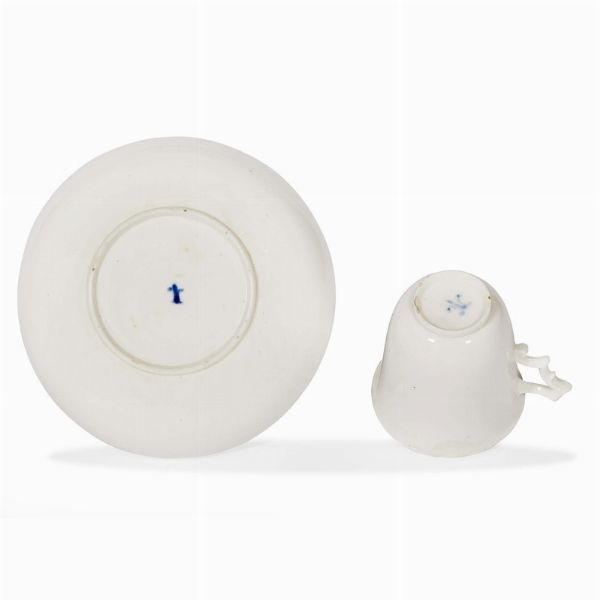 TAZZINA CON PIATTINO, NAPOLI, MANIFATTURA DI CAPODIMONTE, 1744-1745  - Asta  TAZZINE DA COLLEZIONE - Associazione Nazionale - Case d'Asta italiane