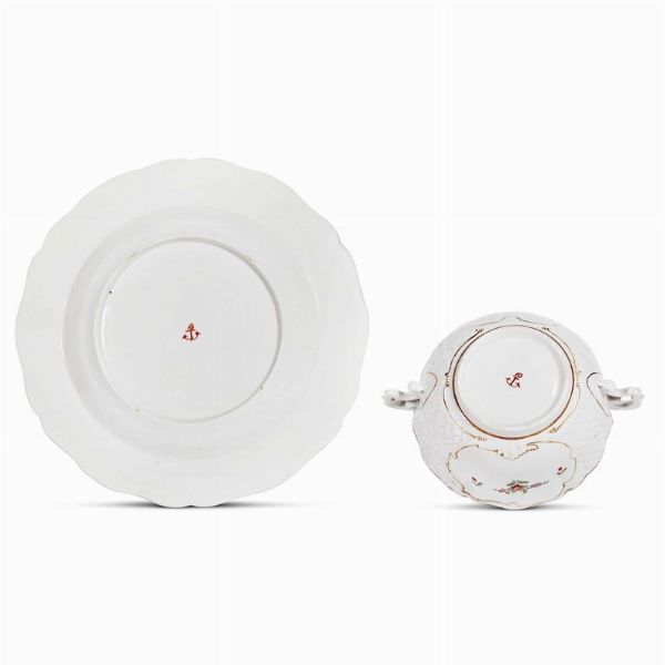 TAZZA DA BRODO CON COPERCHIO E PIATTO, VENEZIA, MANIFATTURA COZZI, 1780 CIRCA  - Asta  TAZZINE DA COLLEZIONE - Associazione Nazionale - Case d'Asta italiane