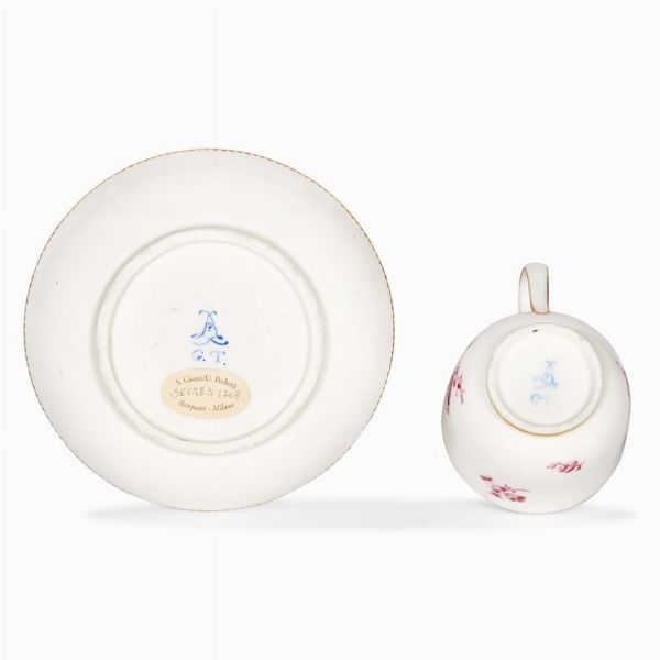 TAZZINA CON PIATTINO, FRANCIA, MANIFATTURA DI SEVRES, 1768  - Asta  TAZZINE DA COLLEZIONE - Associazione Nazionale - Case d'Asta italiane