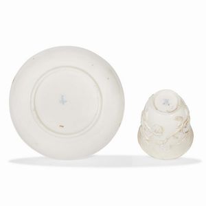 TAZZINA CON PIATTINO, NAPOLI, MANIFATTURA DI CAPODIMONTE, 1745-1750  - Asta  TAZZINE DA COLLEZIONE - Associazione Nazionale - Case d'Asta italiane