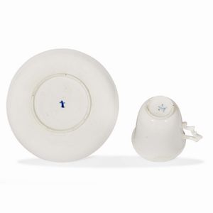 TAZZINA CON PIATTINO, NAPOLI, MANIFATTURA DI CAPODIMONTE, 1744-1745  - Asta  TAZZINE DA COLLEZIONE - Associazione Nazionale - Case d'Asta italiane