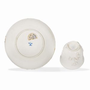 TAZZINA CON PIATTINO, NAPOLI, MANIFATTURA DI CAPODIMONTE, 1745-1750  - Asta  TAZZINE DA COLLEZIONE - Associazione Nazionale - Case d'Asta italiane