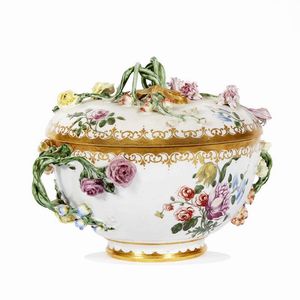 TAZZA DA BRODO CON COPERCHIO E PIATTO, DOCCIA, MANIFATTURA GINORI, 1790 CIRCA  - Asta  TAZZINE DA COLLEZIONE - Associazione Nazionale - Case d'Asta italiane