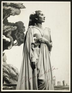 MARIA CALLAS - Ritratto fotografico della cantante nelle vesti di Norma. Con firma e data autografe.