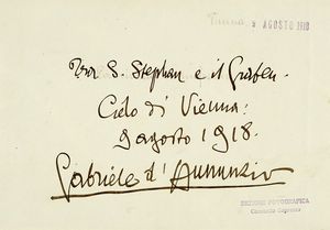 Gabriele D'Annunzio - Fotografia ai sali d'argento, con didascalia autografa.