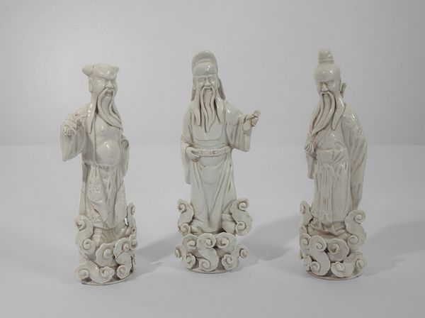 Arte Cinese : Lotto composto da tre figure in porcellana De Hua raffiguranti tre immortali tra le nuvole. Cina, XX secolo.  - Asta Asta 437 | ARTE ORIENTALE - ARTE ORIENTALE DA COLLEZIONI PRIVATE ITALIANE Online - Associazione Nazionale - Case d'Asta italiane